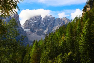 Güzel yaz manzarası, muhteşem dağ geçidi ve yüksek dağlar, Dolomitler, İtalya, Avrupa. Odaklanamıyorum