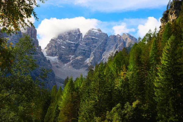 Vackert Sommarlandskap Fantastiskt Alpint Pass Och Höga Berg Dolomiter Italien — Stockfoto