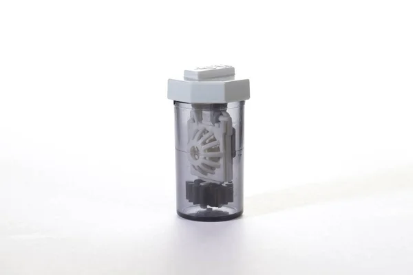 Beyaz arkaplanı olan boş saydam lens kabı