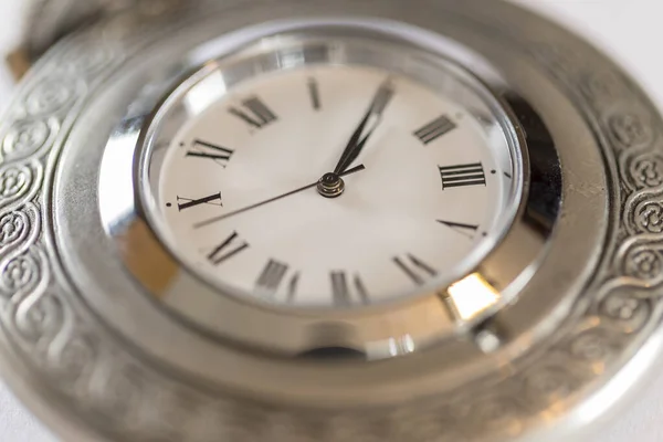 Yuvarlak saat, parlak kenar Macro 'ya yakın..