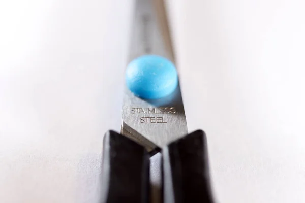 Paslanmaz Çelik Makas Beyaz arkaplanda Makro Kapanış