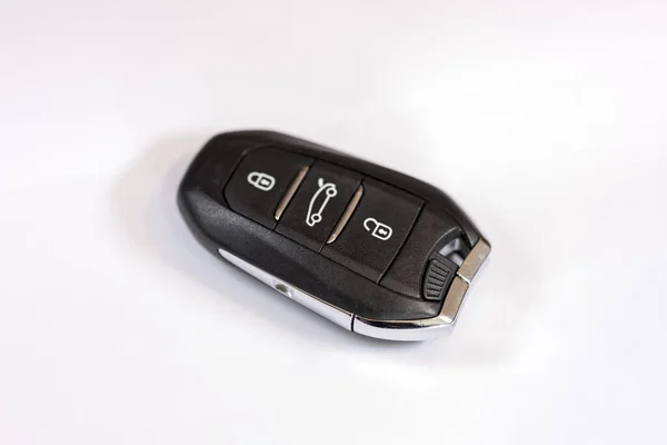 Kablosuz elektronik araba anahtarı beyaz arka planda izole edildi