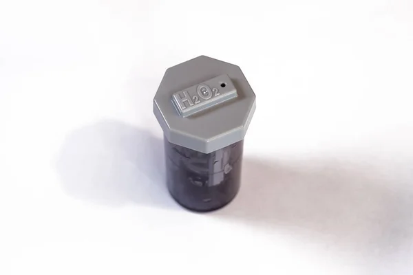 Beyaz arkaplanı olan boş saydam lens kabı