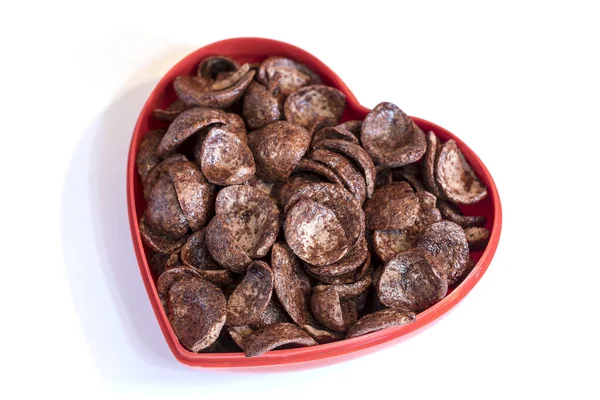 Kalp şeklinde bir kabın içinde çikolata gevreği.