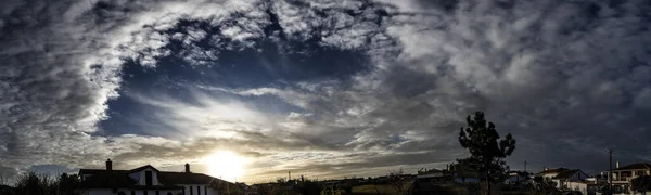 Günbatımı manzarası bulutlu, kontrastlı gökyüzü