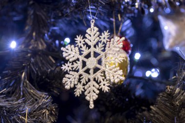 Ağaçta parlak bir parıltıyla kar tanesi Noel süslemesi