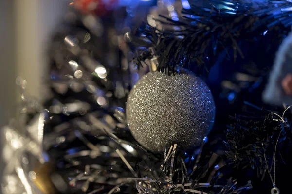 Noel süsleri ağaca asılmış.