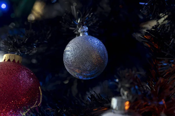 Noel süslemeleri ağaca asılmış.