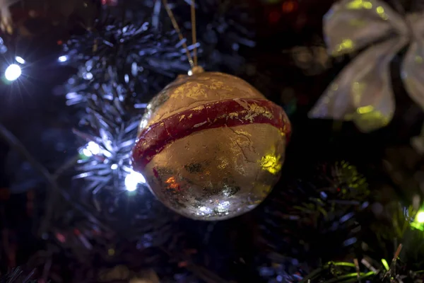 Noel süsleme balosu. Ağaçta parlak bir parıltı asılı.