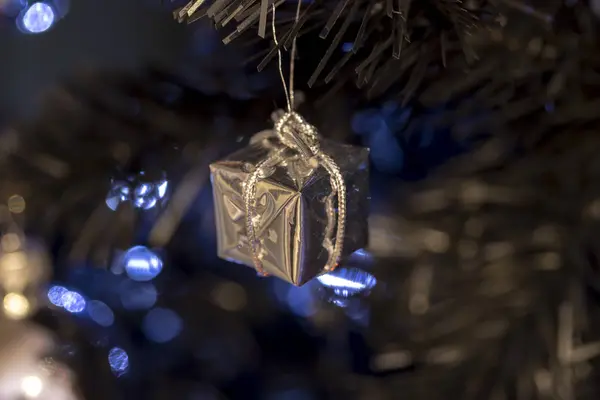 Ağaçta parlak bir parıltıyla Noel süslemesi