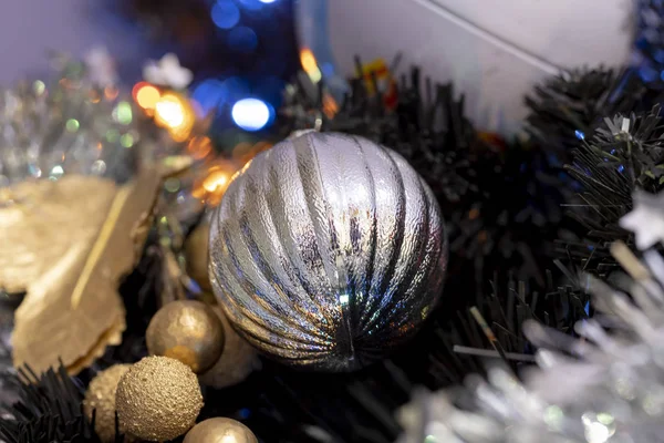 Ağaçta parlak bir parıltıyla Noel balosu süslemesi