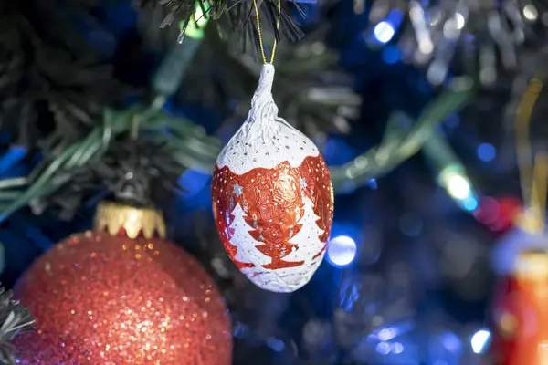 Noel süslemeleri ağaca asılmış.