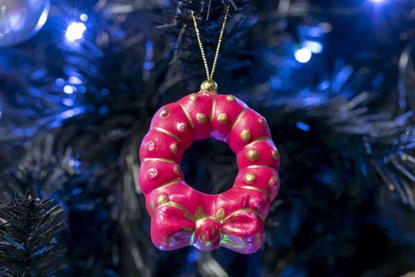 Noel süslemeleri ağaca asılmış.