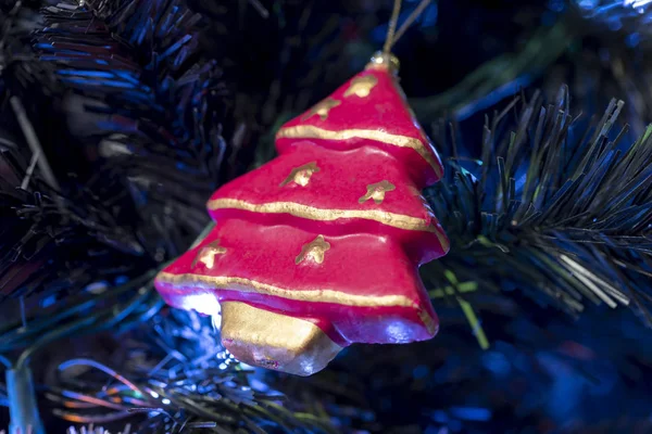 Noel ağacı süslemesi ağaca asılmış.
