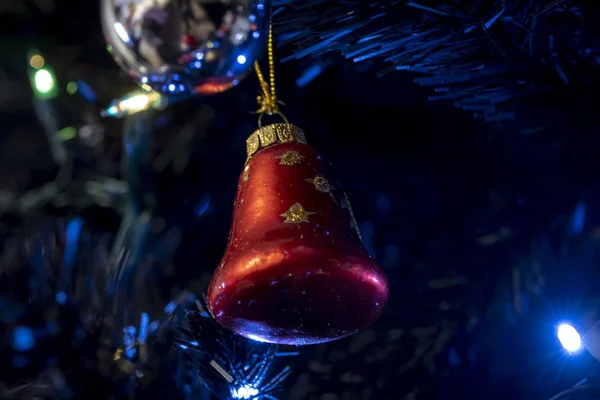 Noel çanı süslemesi ağaca asılmış.