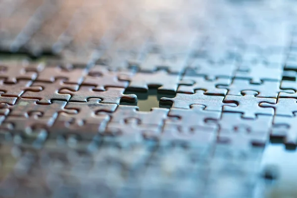 Bazı eksik parçaları olan eksik yapboz parçaları