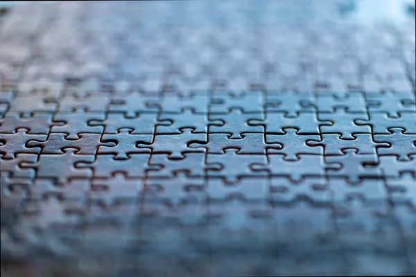 Birkaç yapboz parçası bir projenin başarısını ve tamamlanmasını simgeliyor.