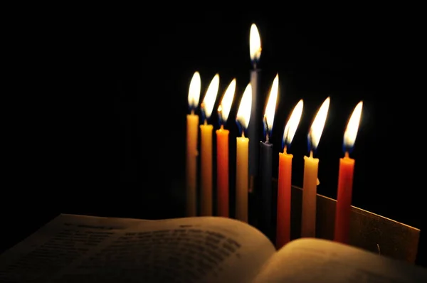 Anahtar Yahudi tatil Hanukkah menorah ile arka plan görüntüsünü düşük ve mumlar yanan