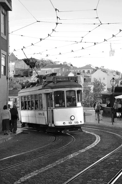Alfama Mahallesi eski tramvay Lizbon, Portekiz, 30 Temmuz 2012, siyah ve beyaz