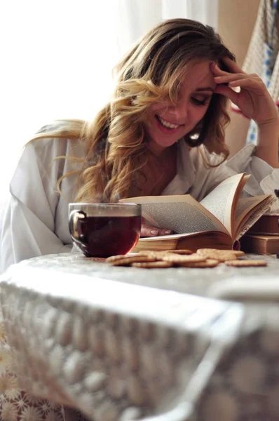 Young Pretty Woman Sitting Wooden Table Reading Book — Stock Photo, Image