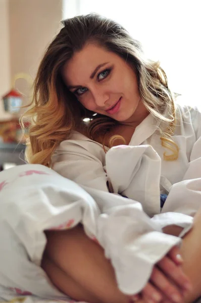 Genç bir kız sabah uyanır