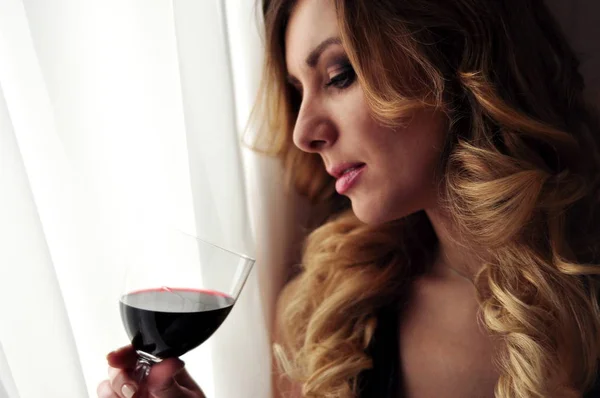 Bir kadeh şarap ile güzel bir genç kadın
