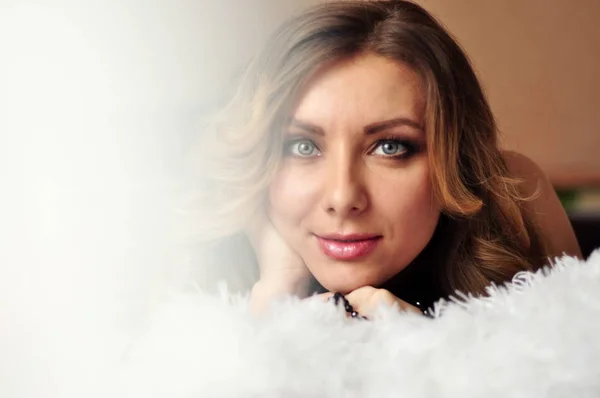 Genç ve güzel bir kadının portresi