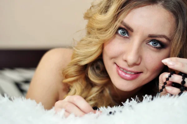 Genç ve güzel bir kadının portresi