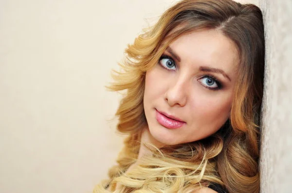 Genç ve güzel bir kadının portresi