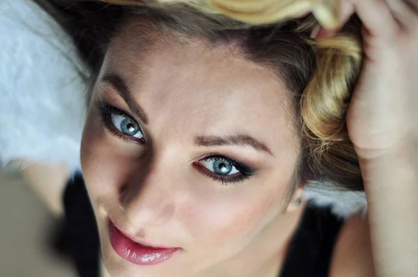 Genç ve güzel bir kadının portresi