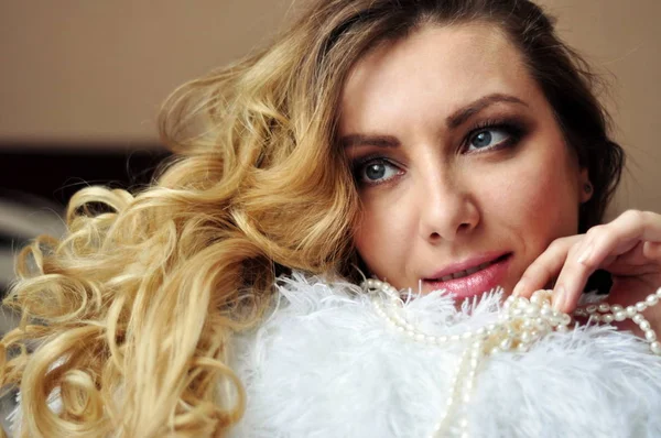 Genç ve güzel bir kadının portresi