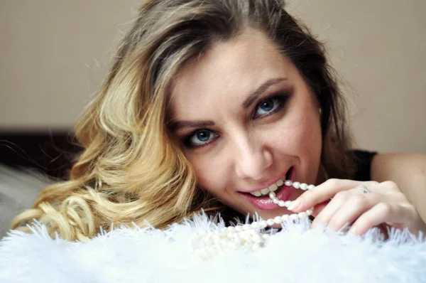 Genç ve güzel bir kadının portresi