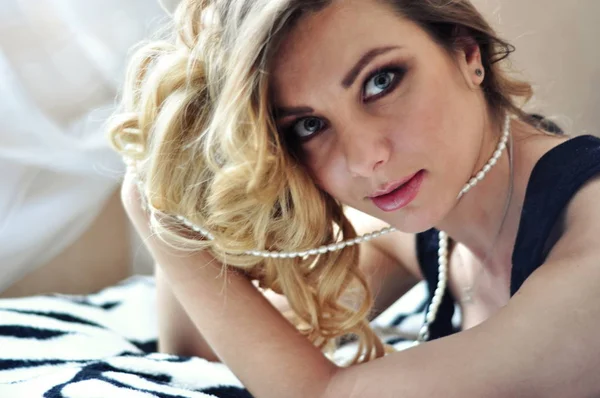 Genç ve güzel bir kadının portresi