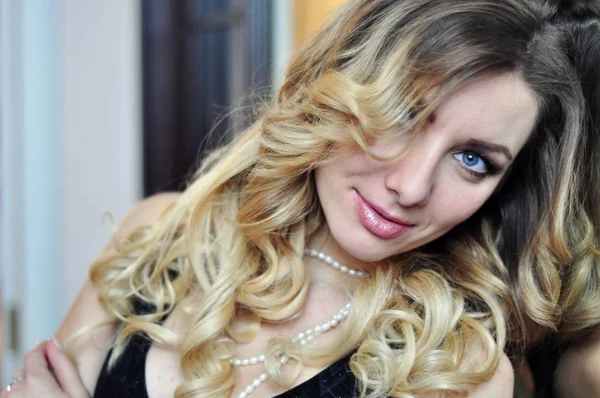 Genç ve güzel bir kadının portresi