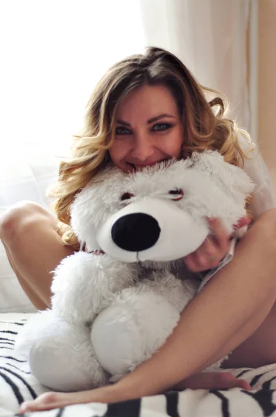 Genç ve güzel bir kadının portresi