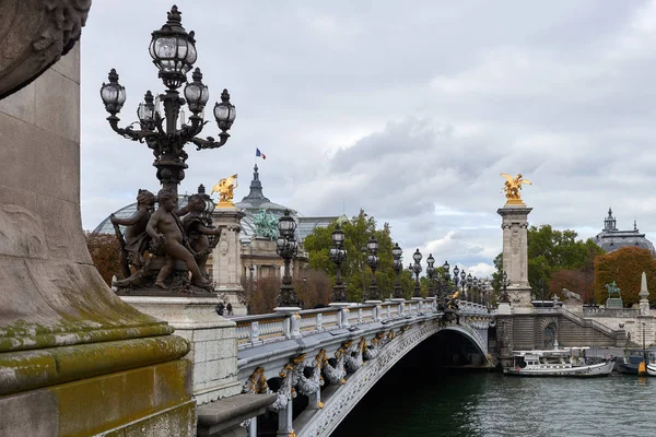 Paris'te Seine yayılan bir güverte kemer köprü Pont Alexandre III nedir. — Stok fotoğraf