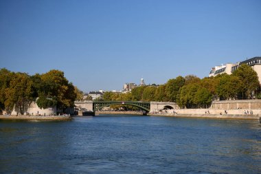 Seine Nehri boyunca yürürken Paris resimleri