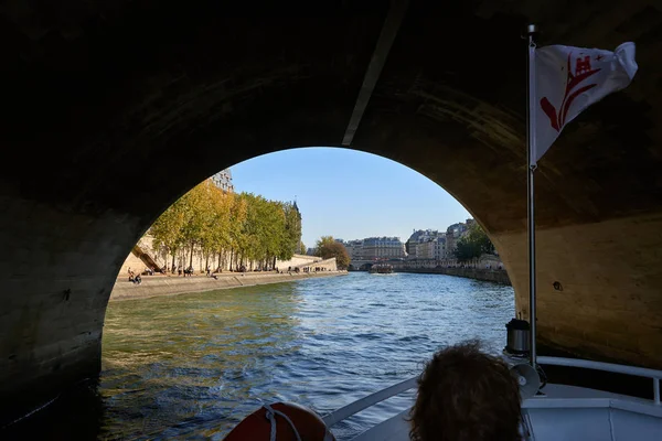 Immagini di Parigi passeggiando lungo la Senna — Foto Stock