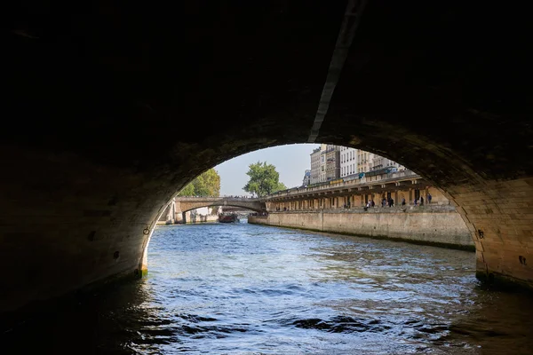 Seine Nehri boyunca yürürken Paris resimleri — Stok fotoğraf