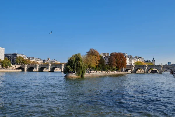 Bilder av Paris medan promenader längs floden Seine — Stockfoto