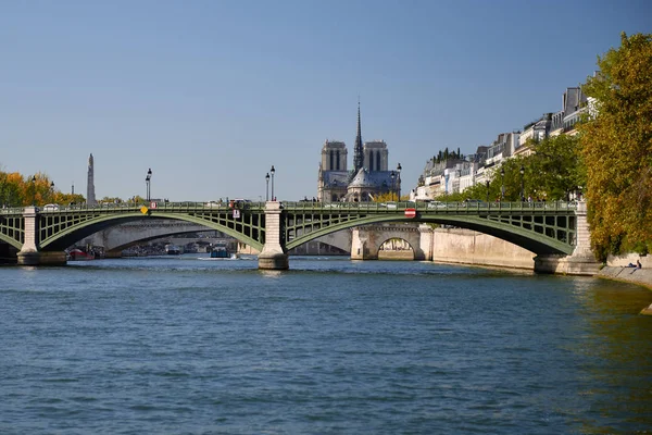 Bilder von Paris beim Spazierengehen entlang der Seine — Stockfoto