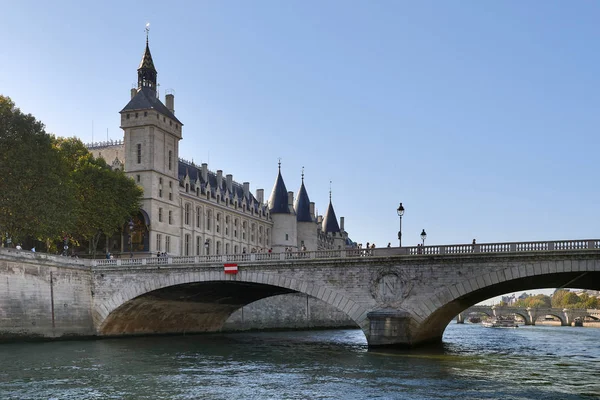 Seine Nehri boyunca yürürken Paris resimleri — Stok fotoğraf