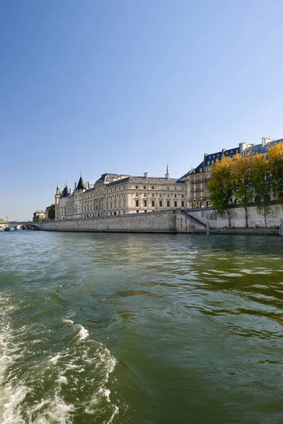 Bilder von Paris beim Spazierengehen entlang der Seine — Stockfoto