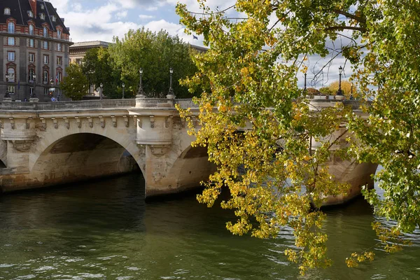 Seine Nehri boyunca yürürken Paris resimleri — Stok fotoğraf