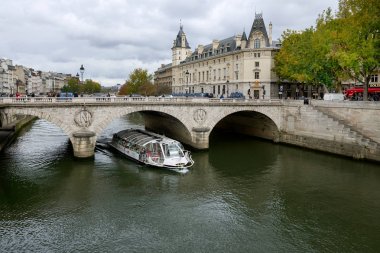 Seine Nehri Cruise ship uçan.