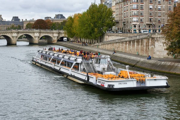 Flusskreuzfahrtschiff fliegt. — Stockfoto