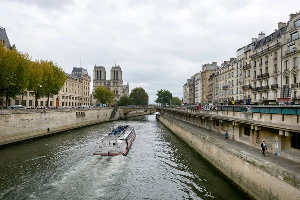 Seine River Cruise ship flyger. — Stockfoto