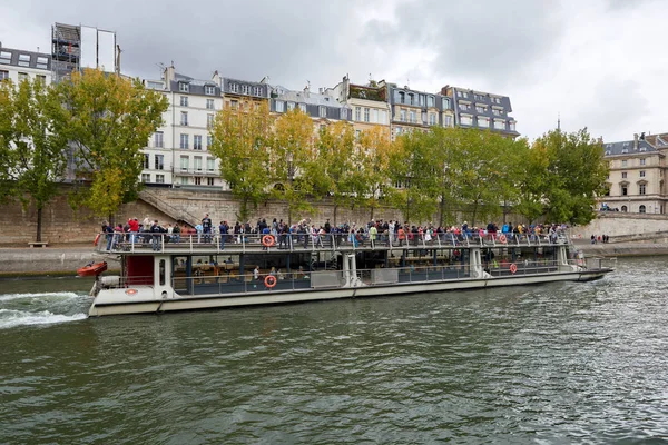 Seine River Cruise ship flyger. — Stockfoto