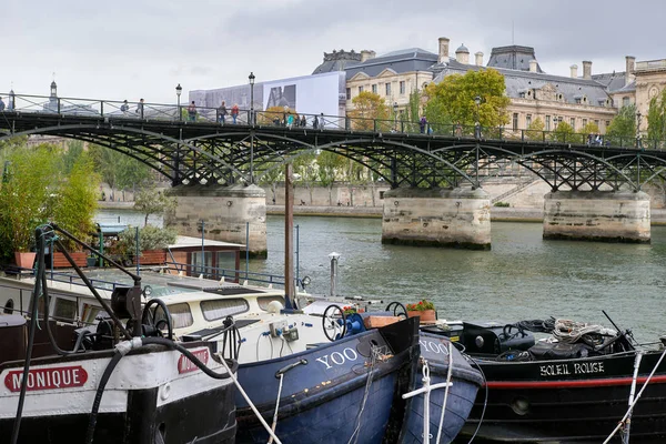 Seine Nehri Cruise ship uçan. — Stok fotoğraf