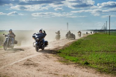 Motorcu sütun kırsal yol boyunca rides